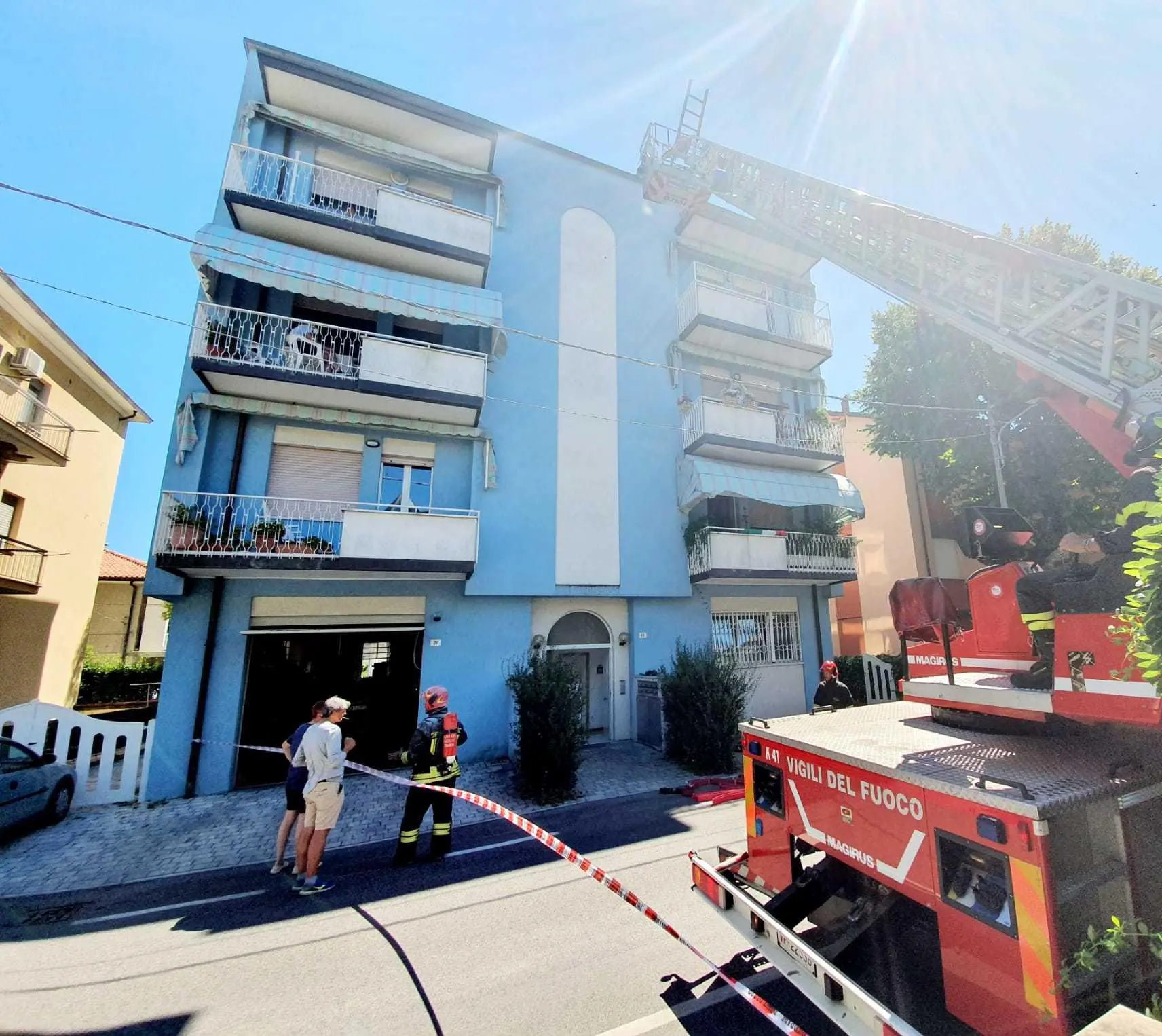 Incendio, panico nel condominio