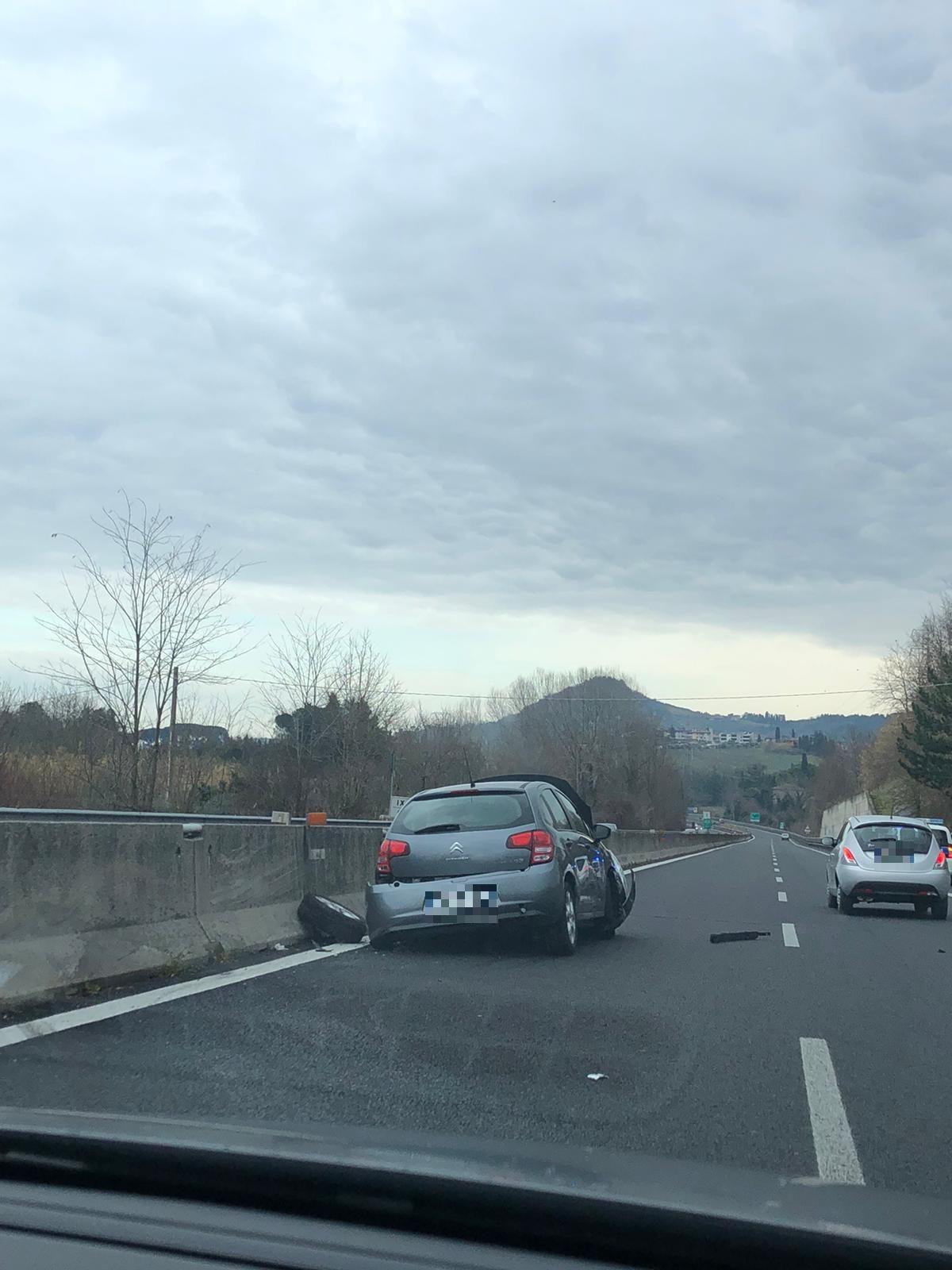 Incidente Ascoli Mare Oggi Auto Sbanda E Finisce Contro Il New Jersey