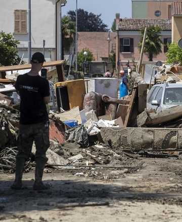 Alluvione a Ravenna e sciacallaggio: “Altri colpi possibili”. Coppia resta in cella