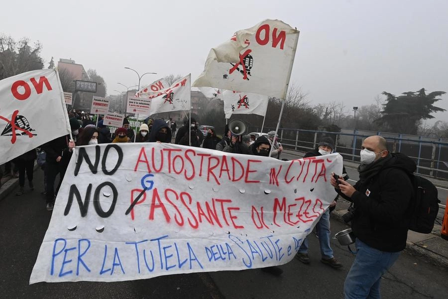 I no passante bloccano il ponte di San Donato 