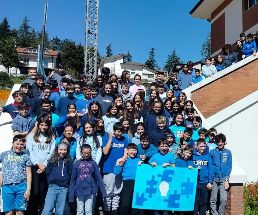 Autismo, passeggiata con i palloncini blu, Città della Pieve partecipa