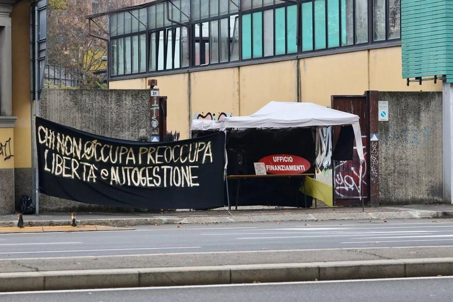 L'edificio occupato in via Stalingrado