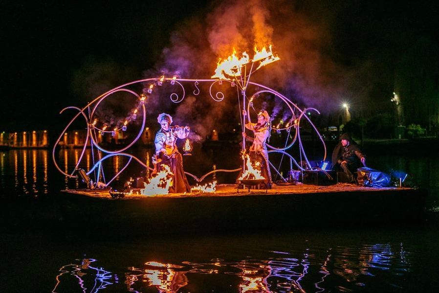 Carnevale di Venezia 2023 giochi di luce sull'acqua