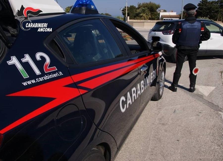 Ancona, con un coltello in casa di una donna: arrestato