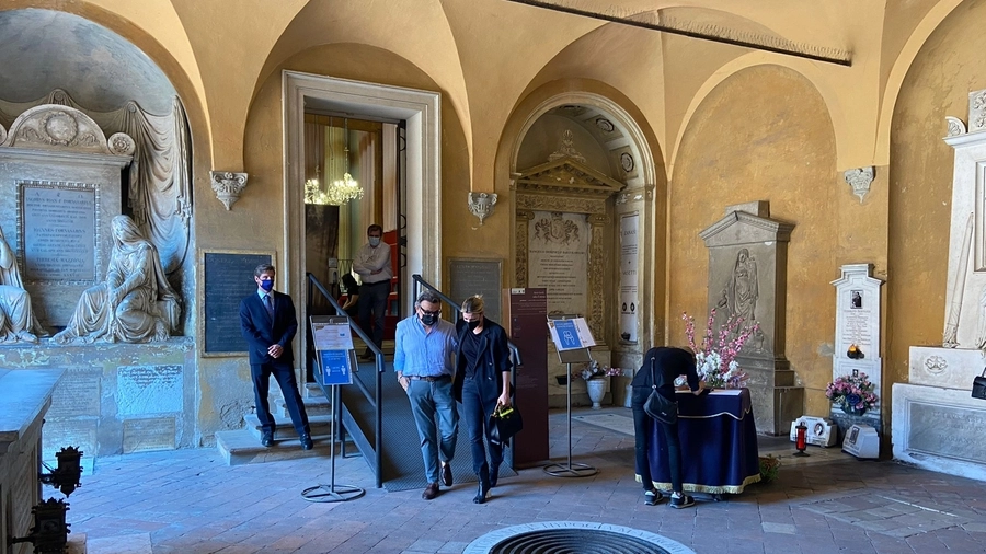 Emma Marrone con il padre di Michele Merlo, alla camera ardente in Certosa