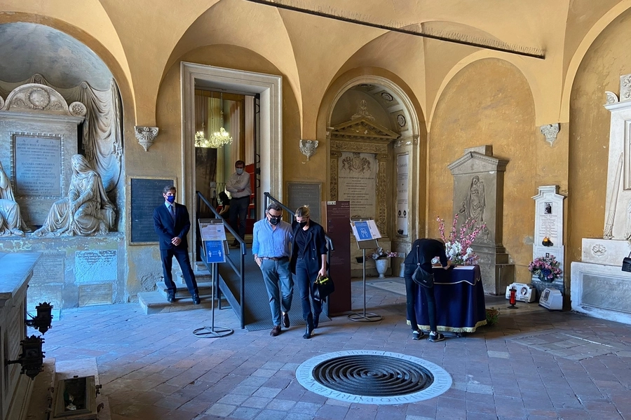 Emma Marrone con il padre di Michele Merlo, alla camera ardente in Certosa