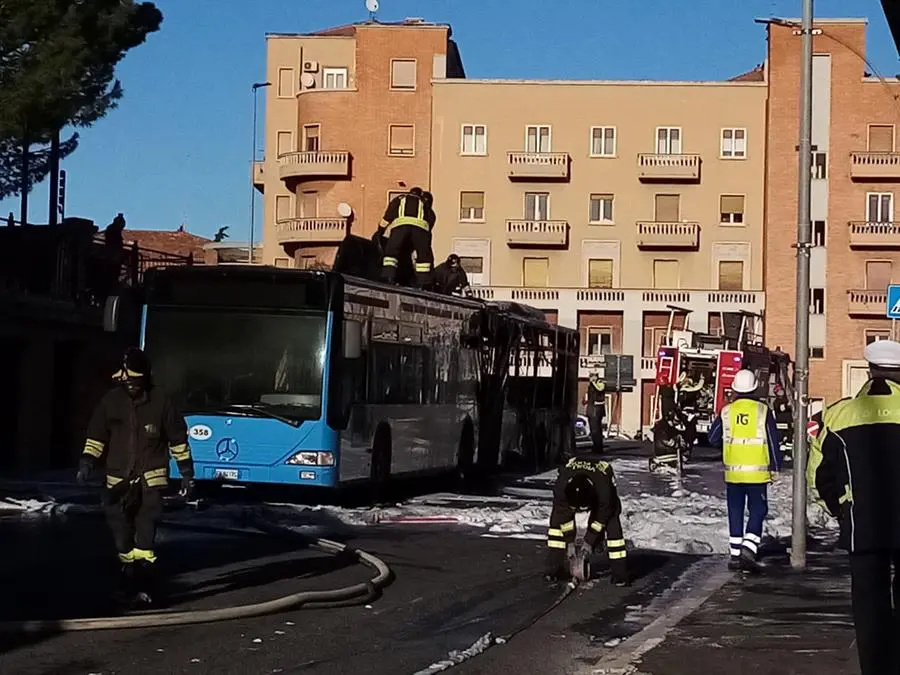 Macerata, incendio sul bus: esplosioni e fumo nero