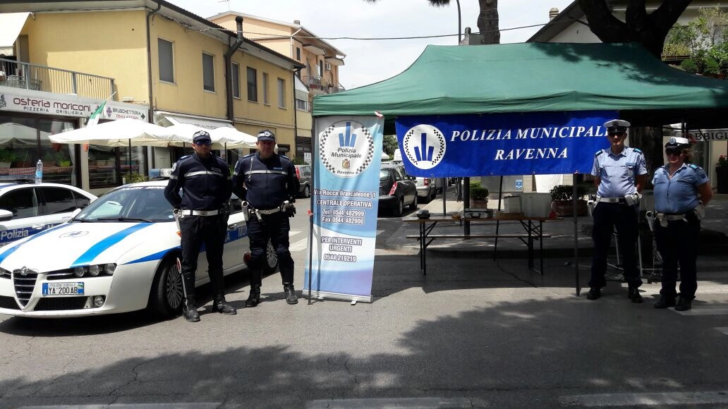 Lo stand della Polizia Municipale al Moto Rock Saraghina di Punta Marina Terme