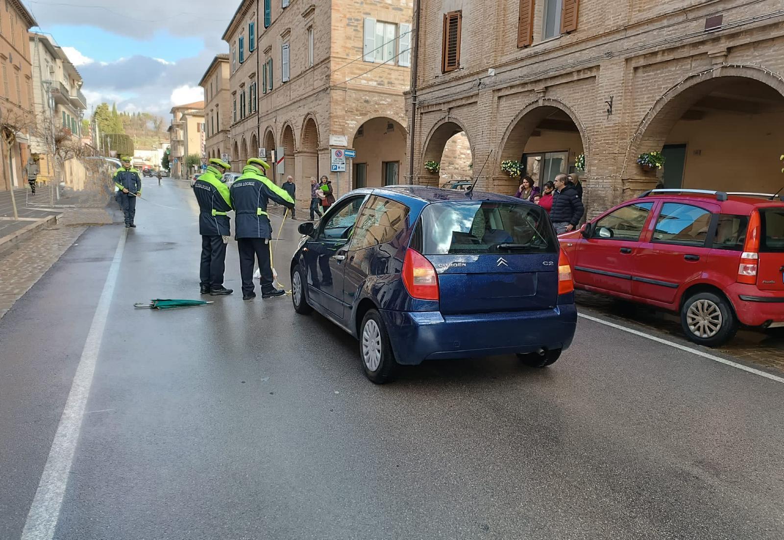 Anziana Investita Mentre Attraversa La Strada