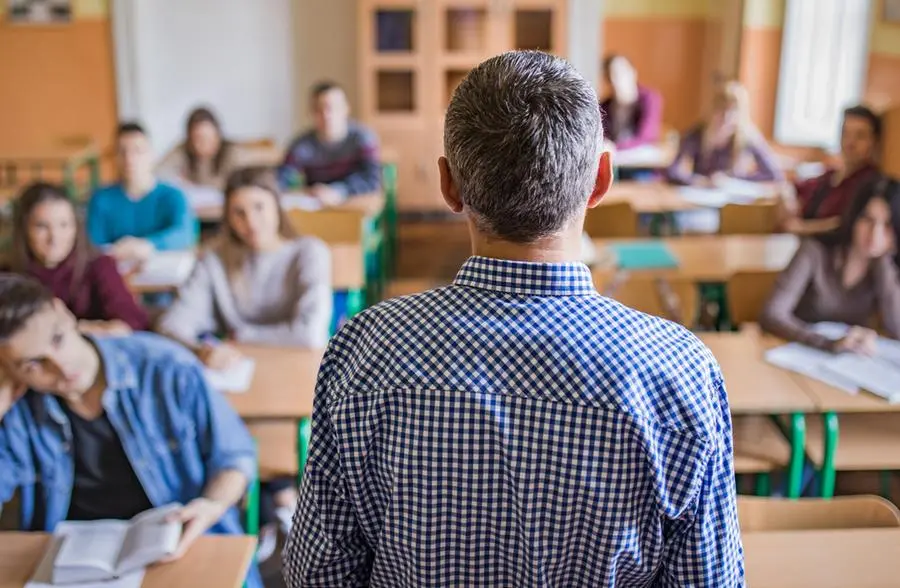 Professore aggredito al Corni di Modena dagli studenti colpito da malore,  la preside difende i ragazzi: “Docente offensivo”