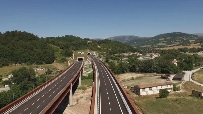 Il viadotto a Muccia e la galleria Rocchetta