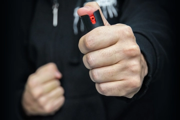 Bologna, litiga con un minorenne sul bus e gli spruzza in faccia lo spray al peperoncino