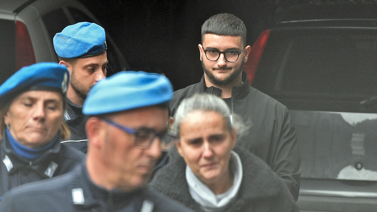 Arianna Orazi seguita dal figlio Enea Simonetti  fuori dal tribunale  di Macerata,  prima di un’udienza  (foto Calavita)