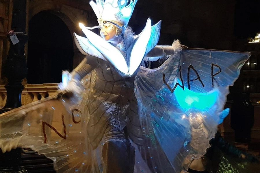 Maschera del carnevale di Venezia contro la guerra, in piazza San Marco a Venezia