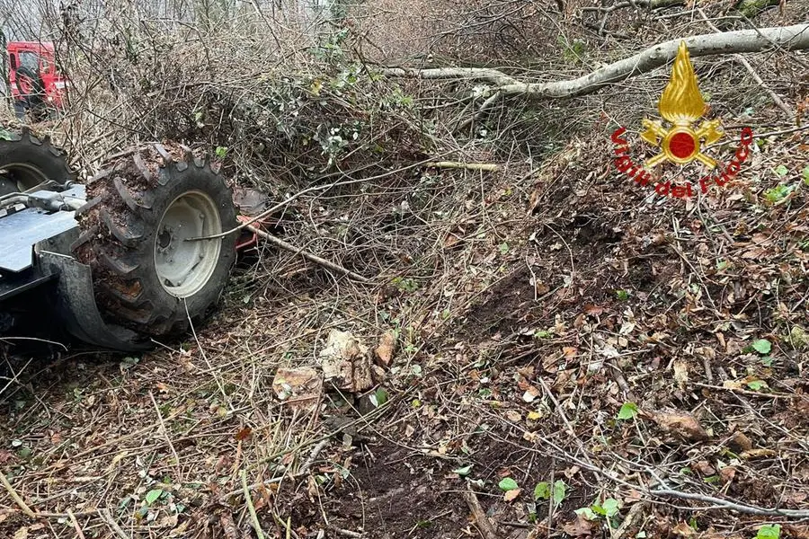 Il trattore rovesciato a Chiampo nel Vicentino, i soccorsi