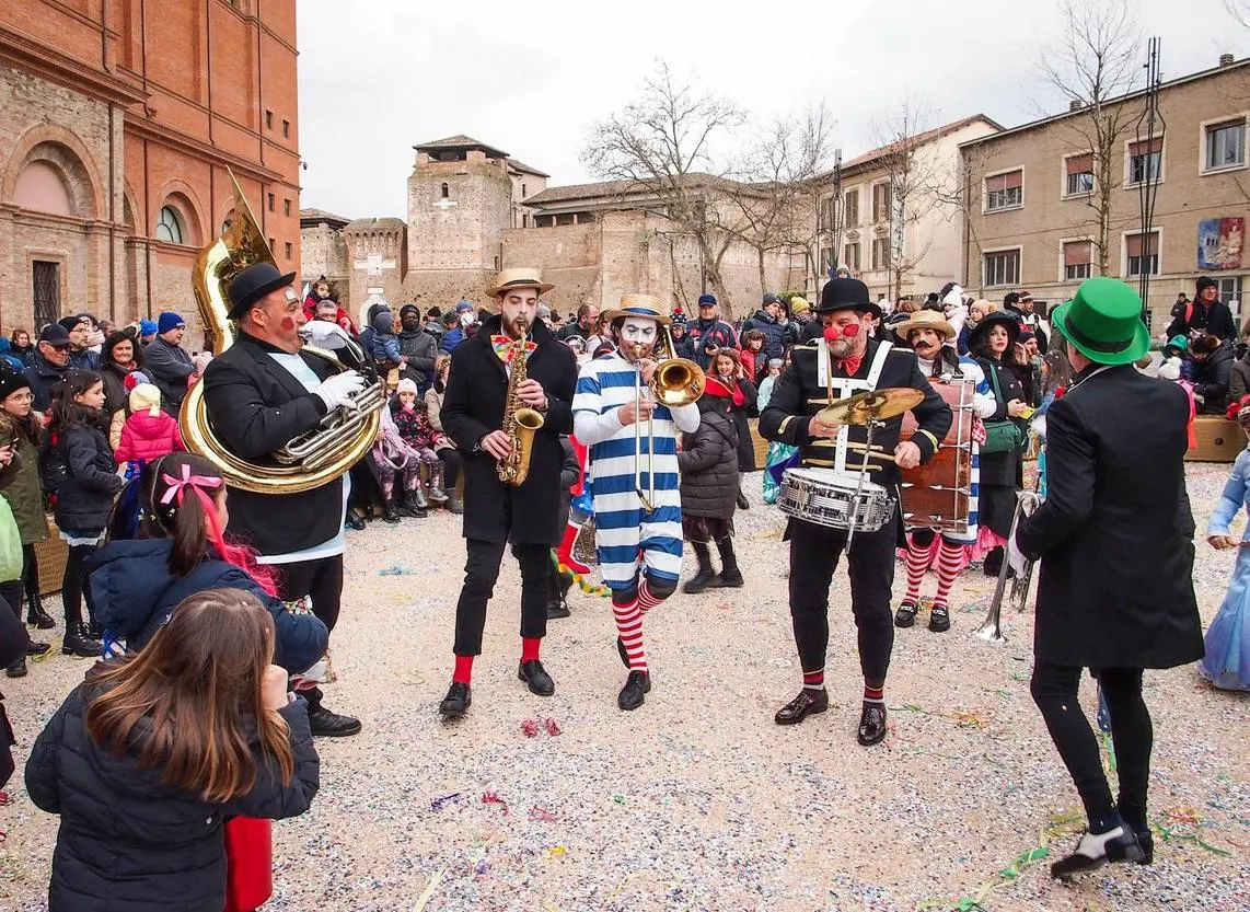 La stangata di Carnevale. Castagnole e coriandoli: i prezzi non scherzano