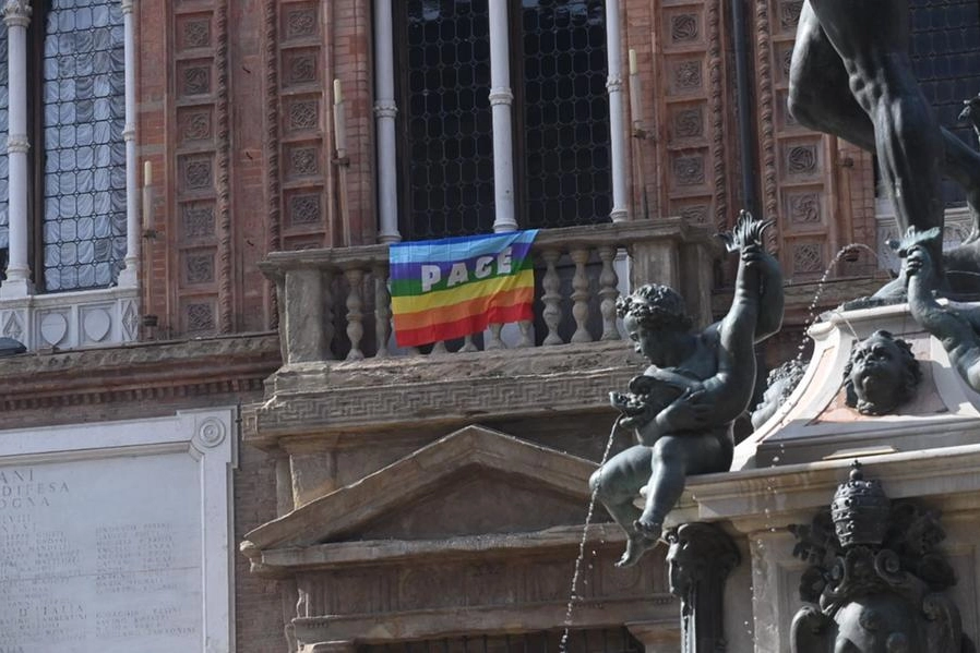 La bandiera della pace a Palazzo d'Accursio