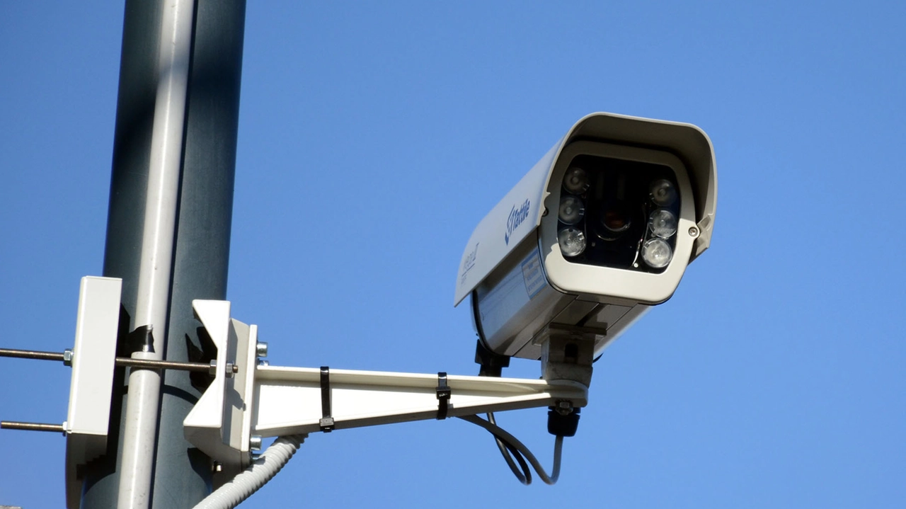 Una telecamera per la videosorveglianza (Foto d'archivio Cardini)