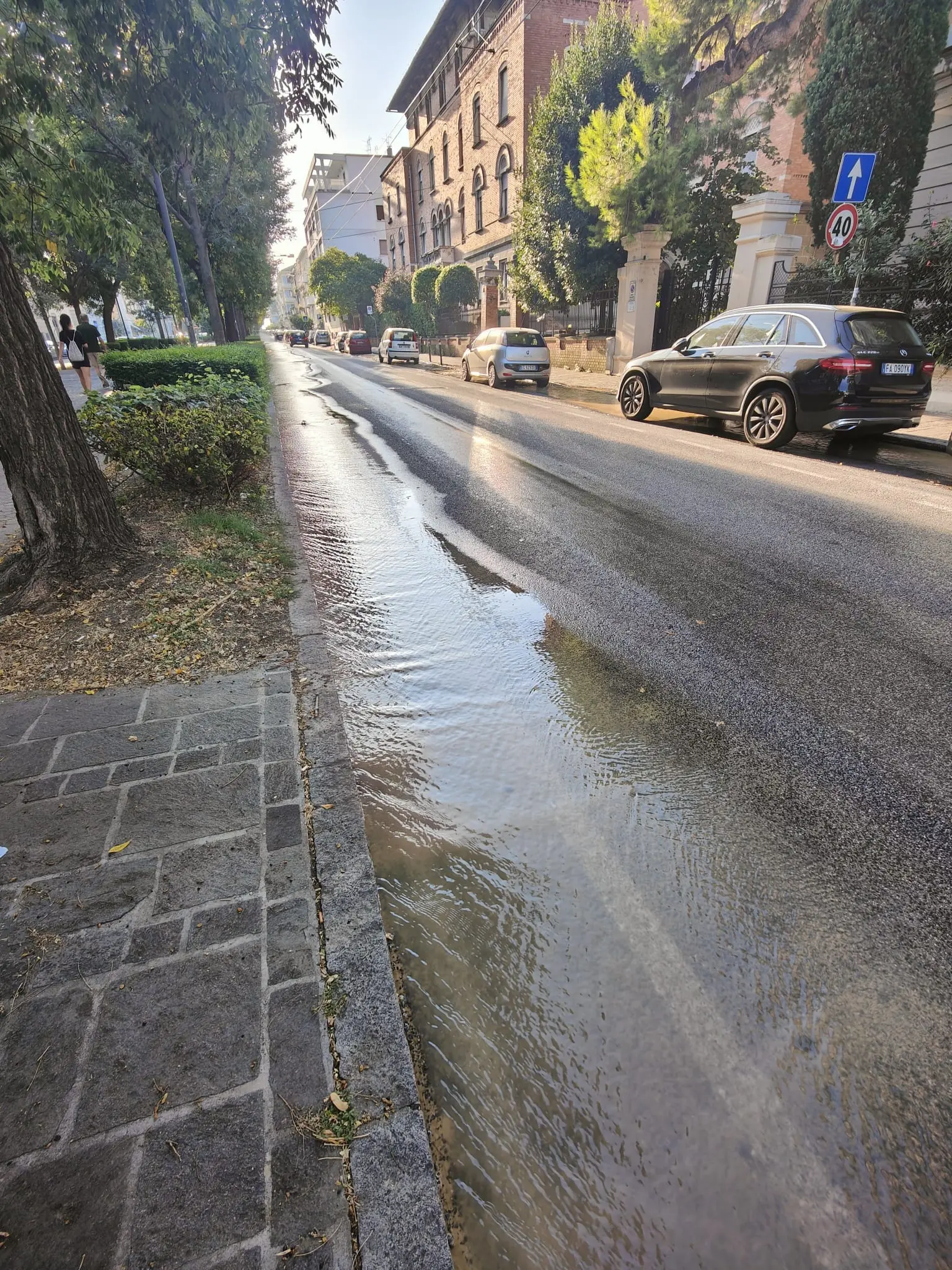 Si rompe la fontana pubblica, l'acqua sgorga e si riversa per strada,  nessuno interviene/Video - Brindisi Oggi, news Brindisi notizie Brindisi e  provincia