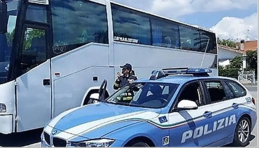 Ancona, la gita sta per partire ma l'autista è senza patente e positivo all'alcol test