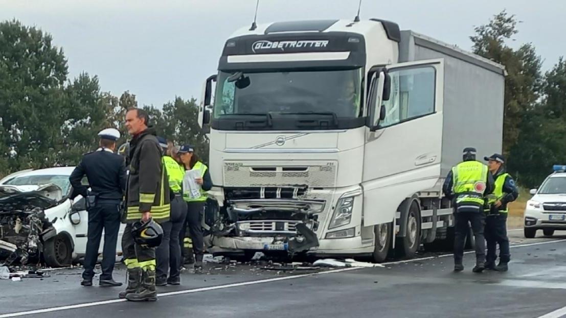 Frontale Con Un Camion Muoiono Zia E Nipote Due Feriti Gravissimi Lauto Era Impazzita 9922