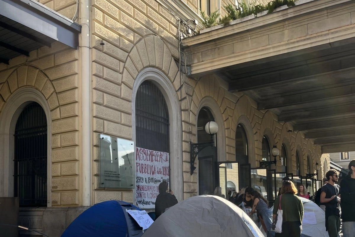 La protesta degli studenti contro il caro affitti: tende anche fuori dalla stazione dei treni di Bologna