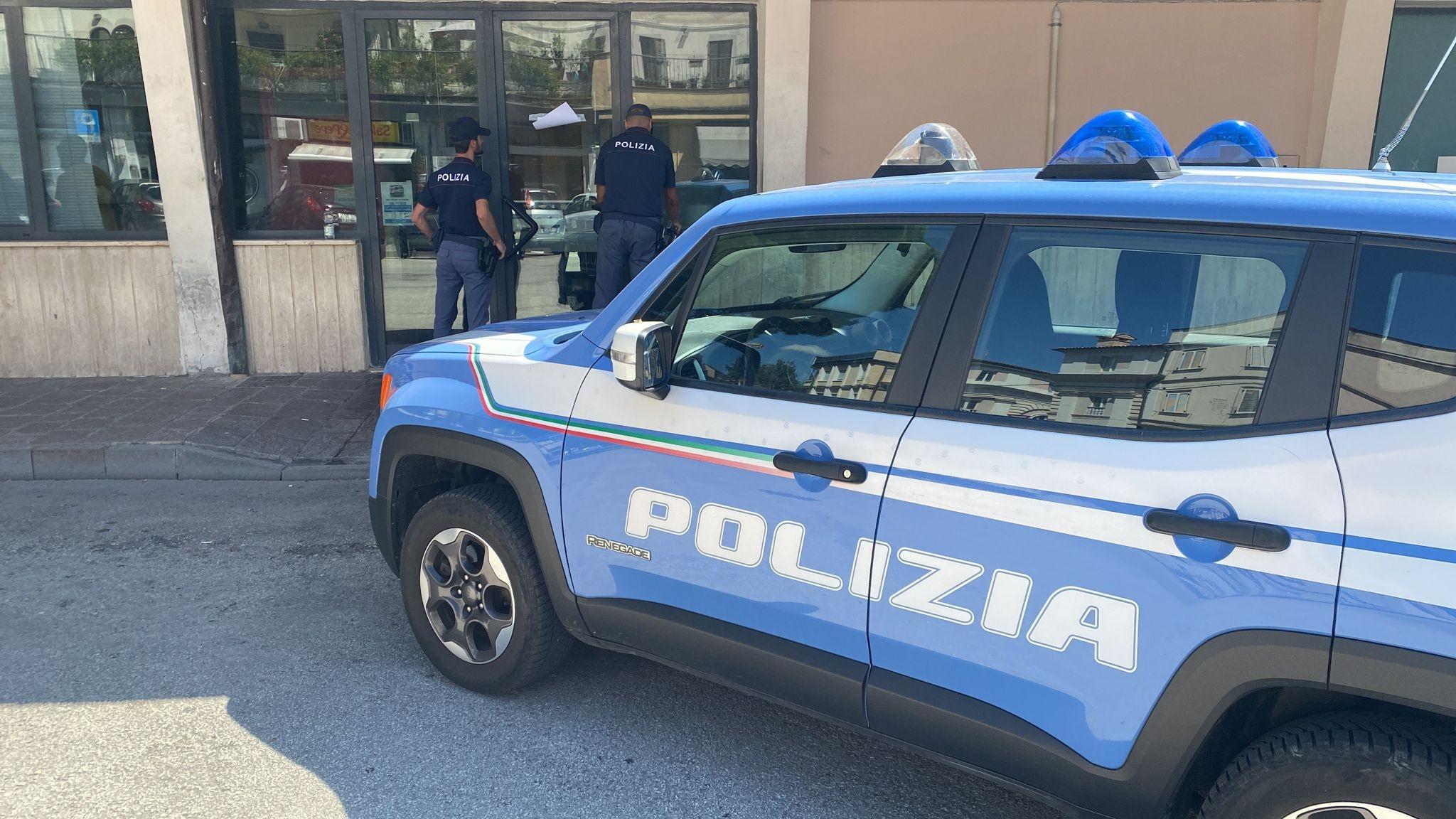 Finisce contro un'auto in sosta e finge di lasciare il bigliettino:  incastrato da una foto