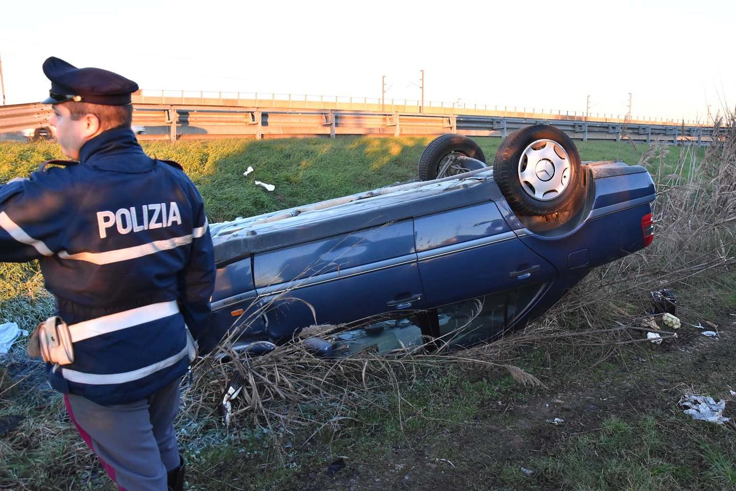 L Auto Vola Fuori Dalla Uomo Salvato Da Due Fratelli