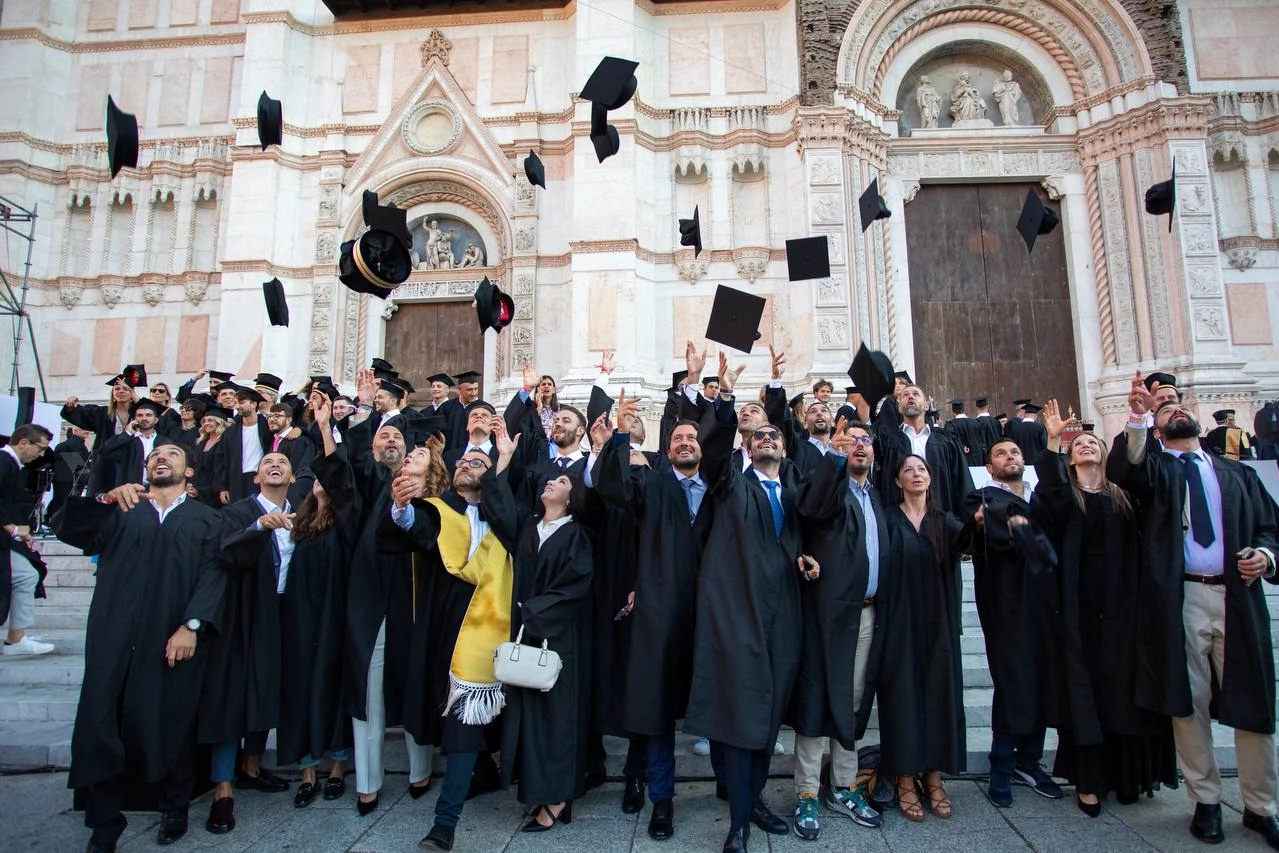 Lo scenografico lancio dei tocchi in piazza Maggiore