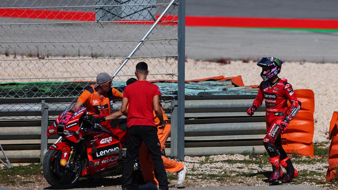 MotoGP de Portugal, Bastianini cai e fratura omoplata: sem corrida no domingo