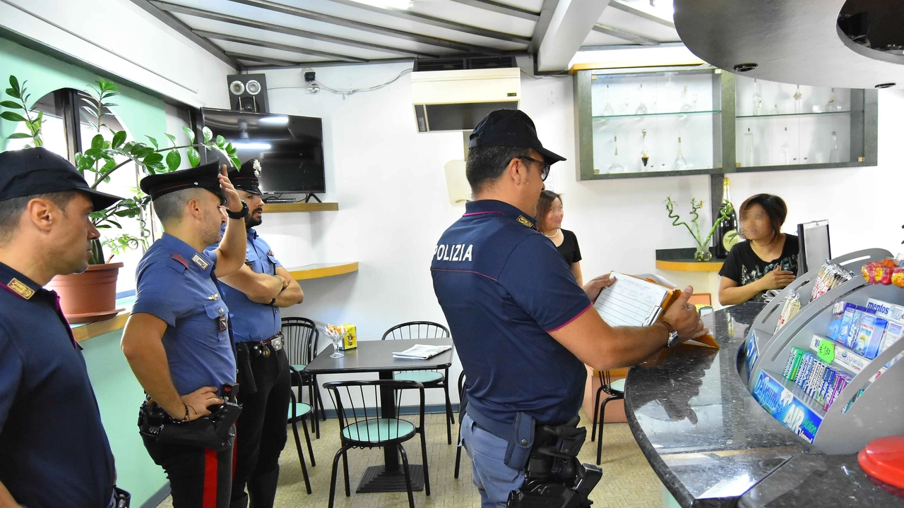 Reggio Emilia, i carabinieri al Bar Cadè (foto Artioli)