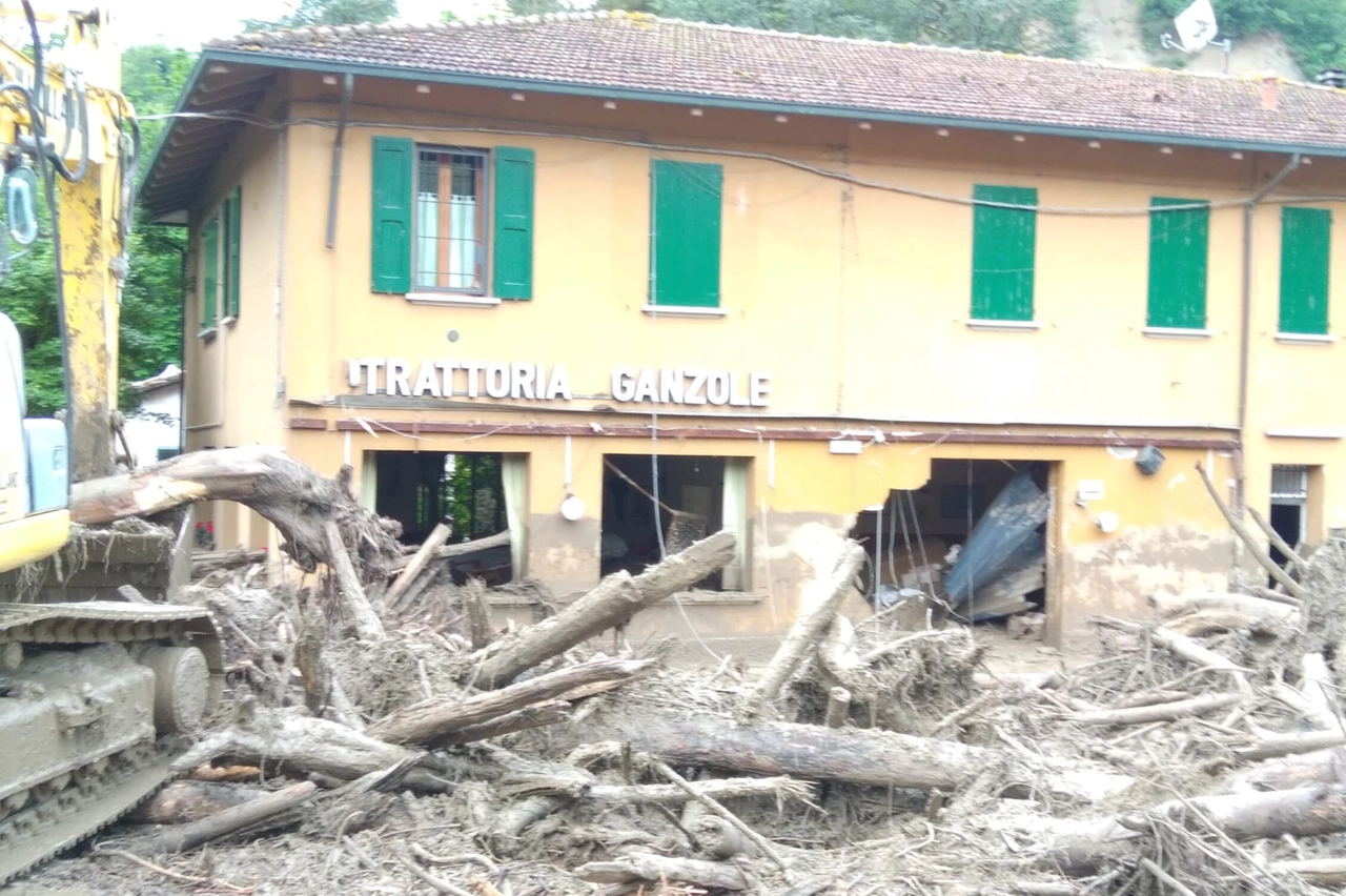 Scene di devastazione davanti alla trattoria Ganzole