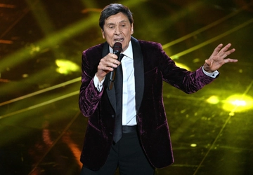 Morandi a Sanremo, tutto l’Ariston canta con l’eterno ragazzo