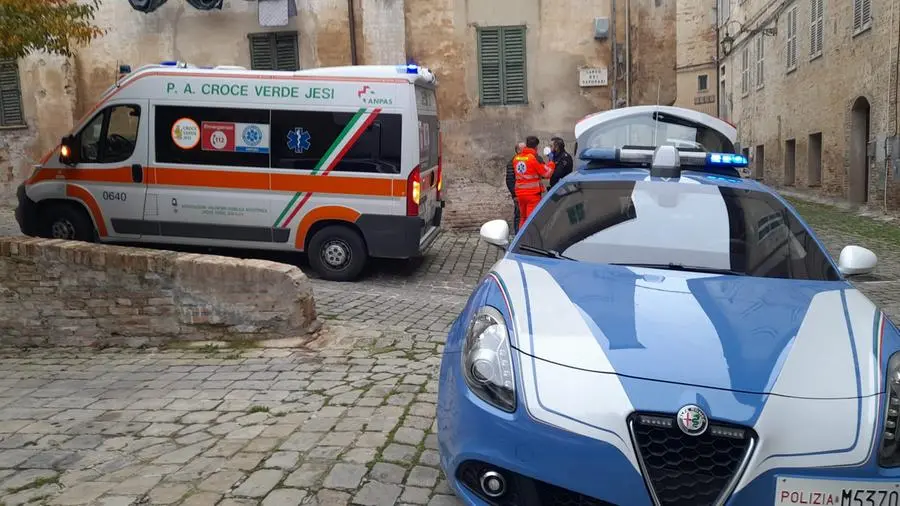 Jesi, anziana rapinata sotto casa: trascinata per alcuni metri