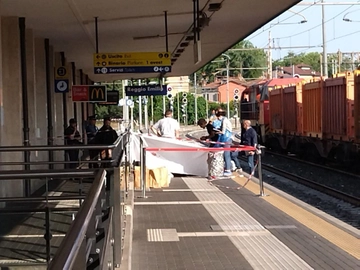 Omicidio a Reggio Emilia, 18enne ucciso a coltellate alla stazione: è caccia al killer