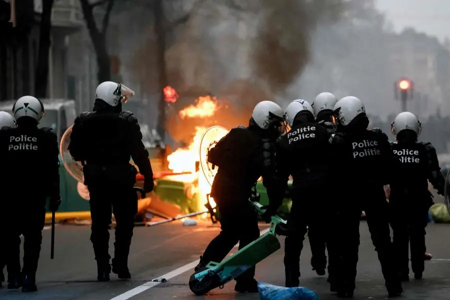 Bruxelles, in piazza contro l'obbligo vaccinale: scontri con la polizia