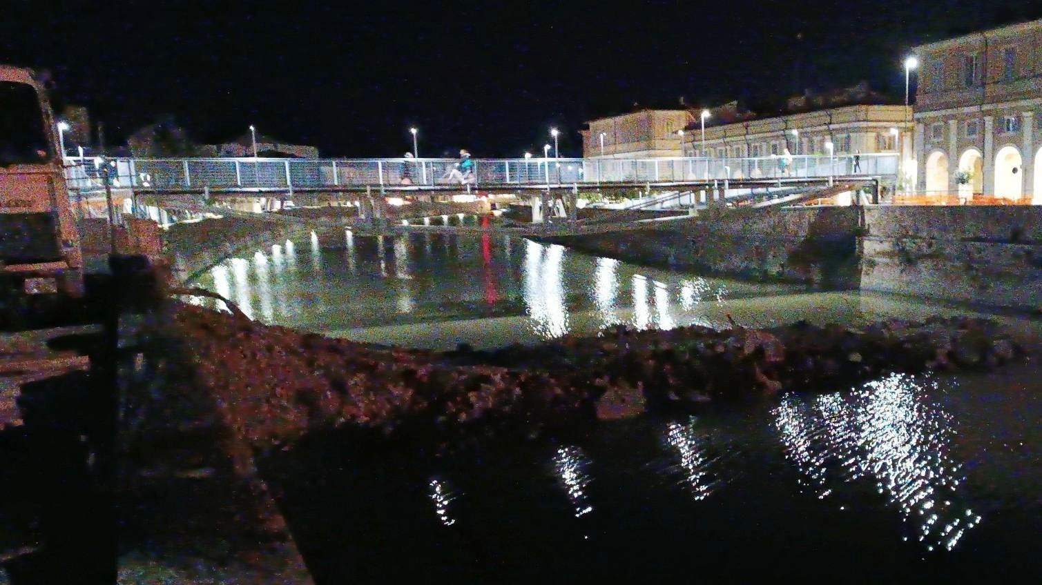 Ponte Garibaldi, giù il simbolo dell’alluvione