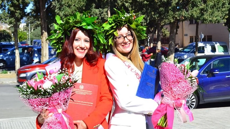Da sinistra, Tiziana ed Emanuela Brucato il giorno della loro laurea