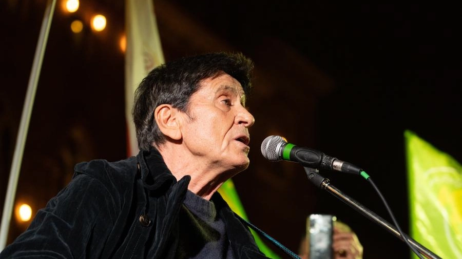 Gianni Morandi mentre canta contro la guerra in piazza a Bologna