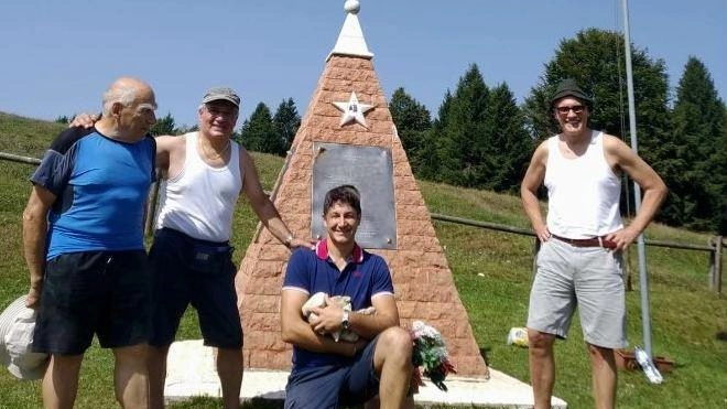 Volontari restaurano il monumento a Niccolai