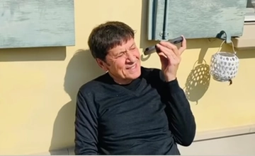 Gianni Morandi scalda la voce con Tananai prima del concerto di oggi a Bologna. Il video