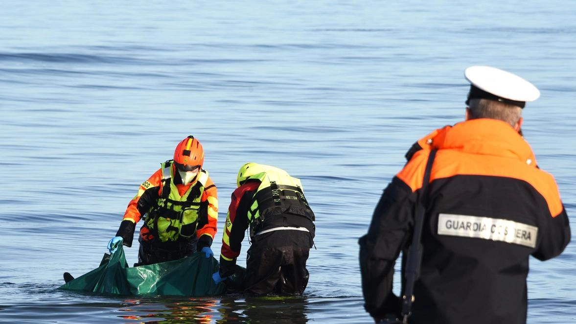 Esce da scuola e non torna a casa. Trovato morto in mare a Rimini