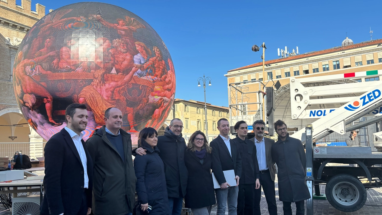 Questa mattina è stata presentata l'installazione sferica, multimediale e interattiva, che verrà inaugurata sabato dalle 18 in piazza del Popolo. Ricci: "Ecco il simbolo della Capitale italiana della Cultura 2024"