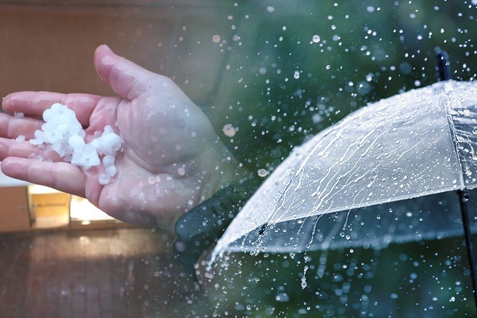 Bomba d'acqua e grandine a Bologna, i chicchi di ghiaccio caduti in centro