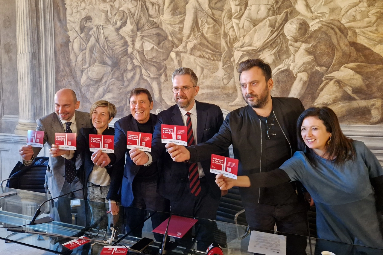 Cesare Cremonini e Gianni Morandi scendono in campo per salvare la torre Garisenda. "Un concerto insieme? Chissà, intanto doniamo". Via alla raccolta fondi