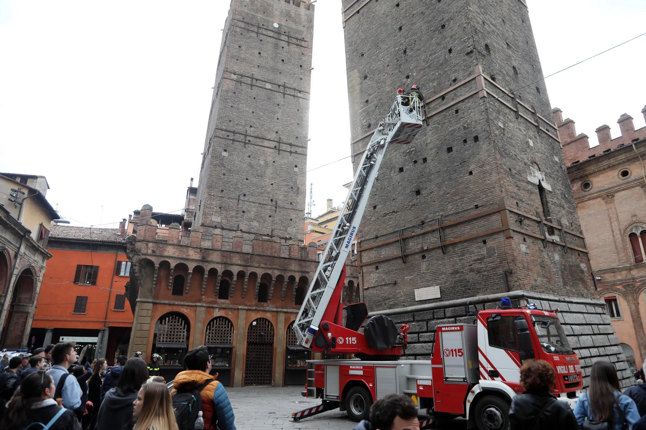 Bologna, la torre Garisenda a rischio stabilità