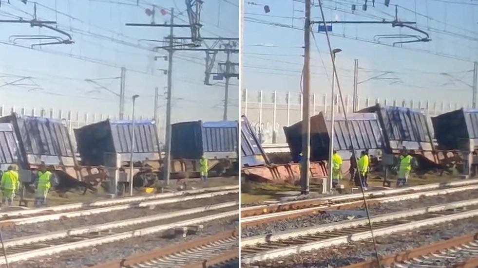 Il treno deragliato nella stazione di Lavino, alle porte di Bologna