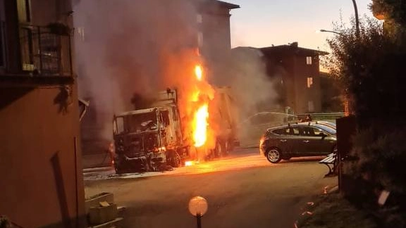 Il camion dei rifiuti a fuoco nella frazione di Pianoro