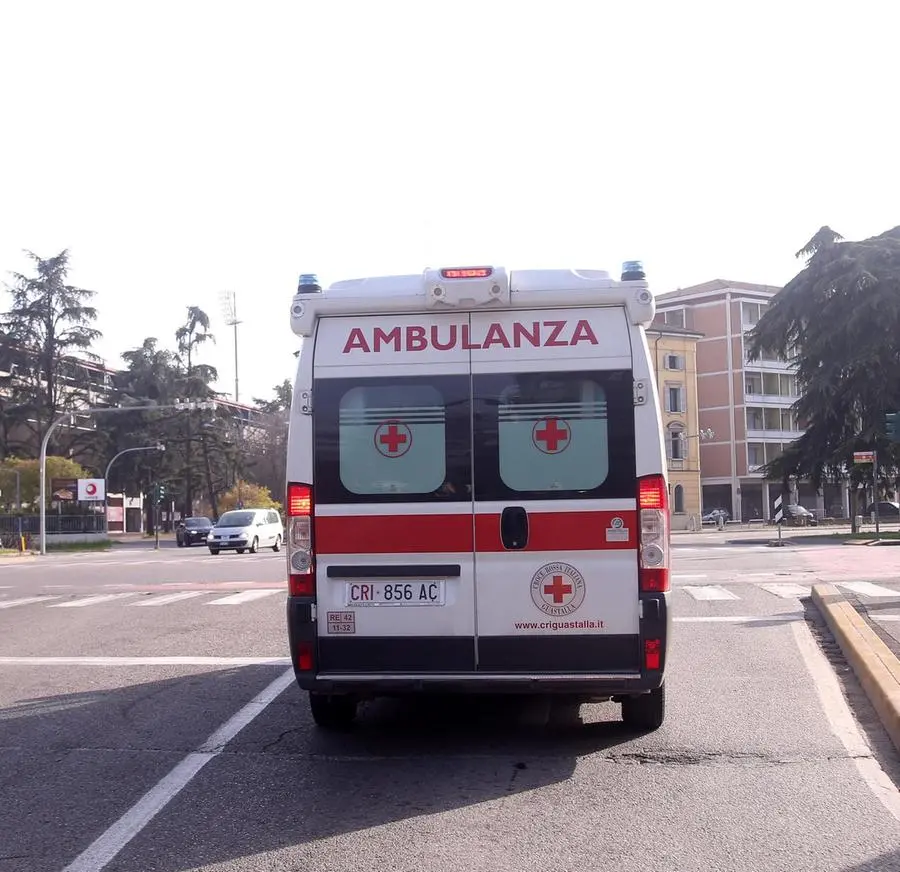 Incidente sul lavoro, operaio 29enne schiacciato da un macchinario