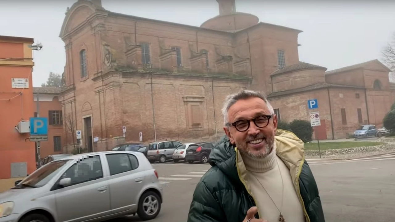 Bruno Barbieri davanti alla chiesa di Medicina